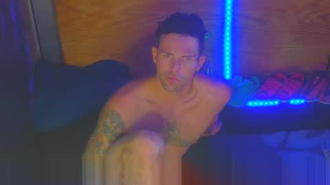 Snapshot of 8inspyder chatting on September 15, 9:32 am EvelDicknievel1 online show from September 15, 9:32 am