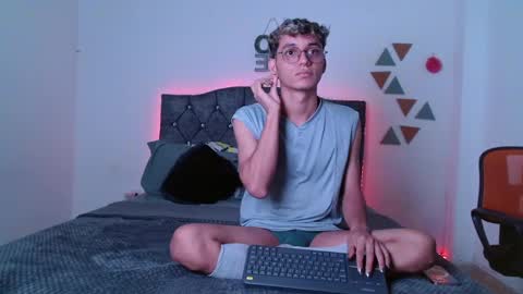 Snapshot of _andrew_willyams chatting on January 14, 7:11 pm Andres online show from January 14, 7:11 pm