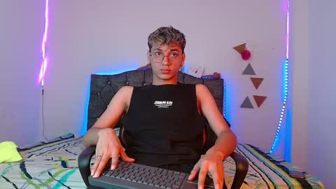 Snapshot of _andrew_willyams chatting on March 2, 2:36 pm Andres online show from March 2, 2:36 pm