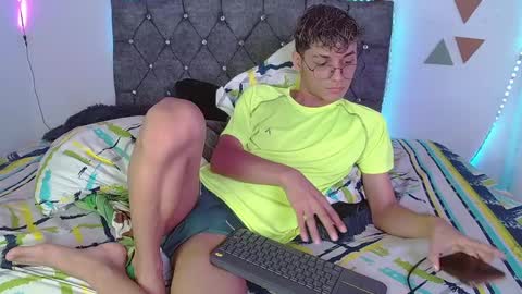 Snapshot of _andrew_willyams chatting on February 25, 10:18 pm Andres online show from February 25, 10:18 pm