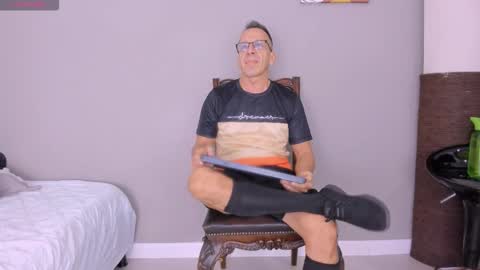 Snapshot of _axelking_ chatting on October 21, 11:57 am _axelking_ online show from October 21, 11:57 am