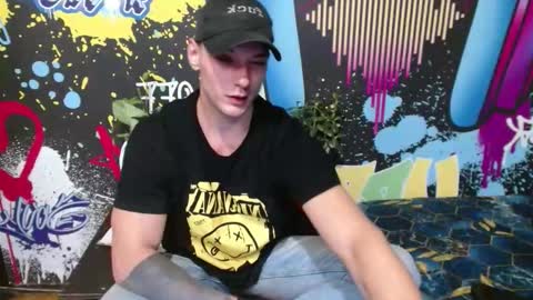 _happydayleon_ online show from September 19, 6:19 pm