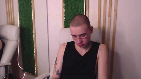 _honeyberry_ online show from April 9, 9:32 pm