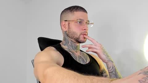 Snapshot of _jamesleandros chatting on October 1, 2:26 am jeison online show from October 1, 2:26 am
