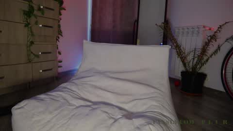 Snapshot of _p_l_u_r_ chatting on October 8, 4:06 am Sasha ---- 50 discount on my Fansly ---- online show from October 8, 4:06 am