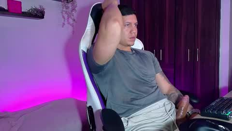 Snapshot of _robertobaggio chatting on October 22, 12:53 pm Roberto online show from October 22, 12:53 pm