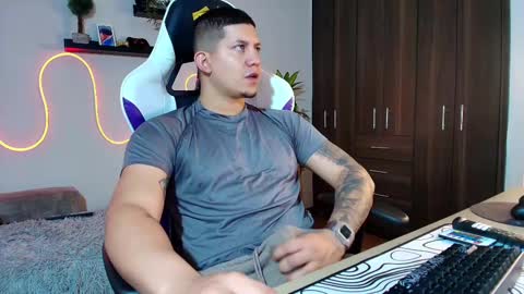 Snapshot of _robertobaggio chatting on February 18, 12:39 pm Roberto online show from February 18, 12:39 pm
