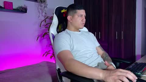 Snapshot of _robertobaggio chatting on October 16, 12:35 pm Roberto online show from October 16, 12:35 pm