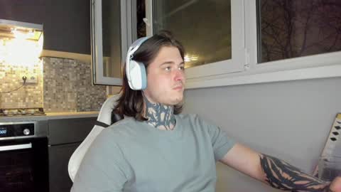 _torfin_ online show from December 5, 9:06 pm