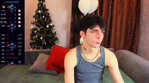 Snapshot of aaron_bang chatting on December 27, 1:43 am Aaron Bang online show from December 27, 1:43 am