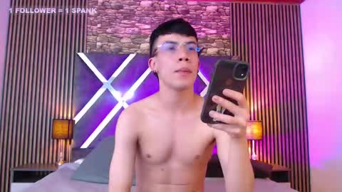 Aaron online show from October 29, 6:33 pm