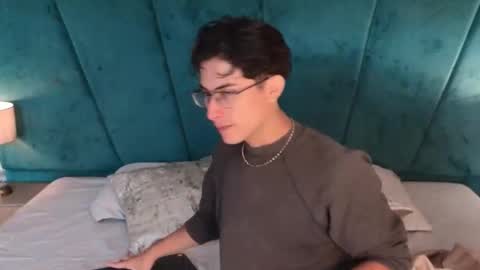 Aaron Ezequiel online show from April 24, 4:42 pm