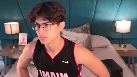 Aaron Ezequiel online show from May 16, 12:36 pm