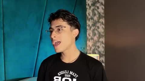 Snapshot of aaron_eze chatting on October 14, 9:33 pm Aaron Ezequiel online show from October 14, 9:33 pm