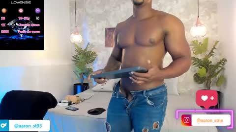 Snapshot of aaron_st chatting on February 18, 10:38 am Aaron online show from February 18, 10:38 am