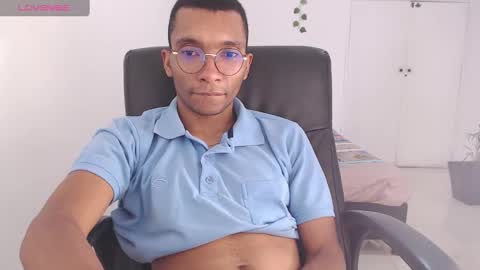 Snapshot of aaronblack1_ chatting on January 27, 5:04 pm Heyy my name is Aaron online show from January 27, 5:04 pm
