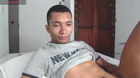 Snapshot of aaronblack1_ chatting on January 5, 1:36 pm Heyy my name is Aaron online show from January 5, 1:36 pm