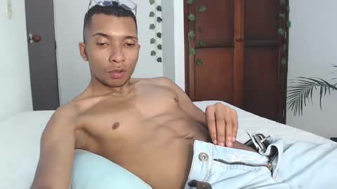 Snapshot of aaronblack1_ chatting on December 19, 11:35 pm Heyy my name is Aaron online show from December 19, 11:35 pm