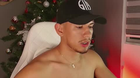 Snapshot of aaronfox_ chatting on December 6, 12:02 am AARON online show from December 6, 12:02 am