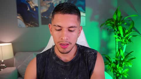 Snapshot of aaronfox_ chatting on January 5, 12:31 am AARON online show from January 5, 12:31 am