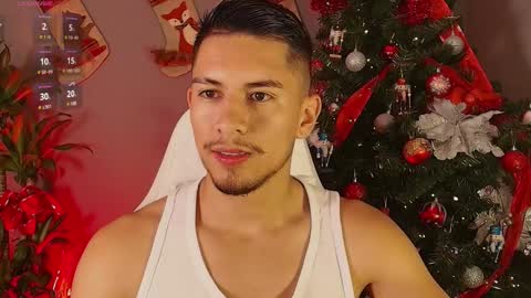 Snapshot of aaronfox_ chatting on December 9, 3:40 am AARON online show from December 9, 3:40 am