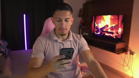 AARON  online show from May 7, 1:05 am