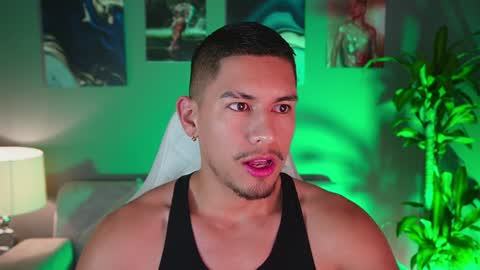 Snapshot of aaronfox_ chatting on January 23, 10:32 am AARON online show from January 23, 10:32 am