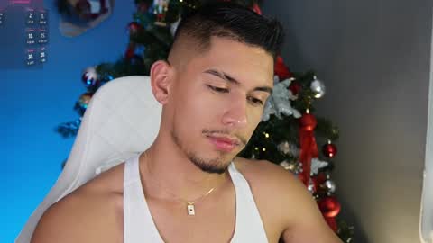 Snapshot of aaronfox_ chatting on December 11, 11:43 pm AARON online show from December 11, 11:43 pm