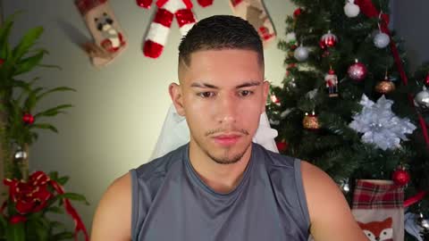 Snapshot of aaronfox_ chatting on December 29, 8:22 am AARON online show from December 29, 8:22 am