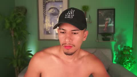 Snapshot of aaronfox_ chatting on February 28, 9:36 am AARON online show from February 28, 9:36 am