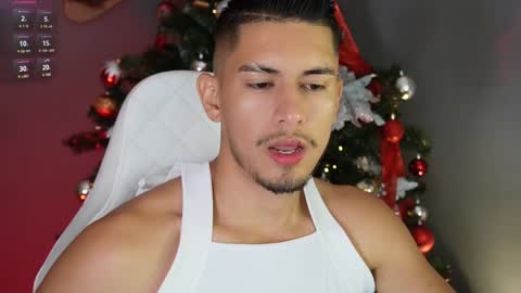 Snapshot of aaronfox_ chatting on December 11, 6:48 am AARON online show from December 11, 6:48 am