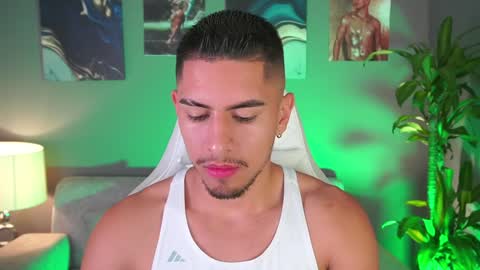 Snapshot of aaronfox_ chatting on January 29, 12:01 am AARON online show from January 29, 12:01 am