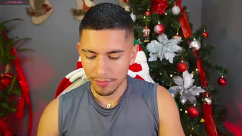 Snapshot of aaronfox_ chatting on December 23, 1:29 am AARON online show from December 23, 1:29 am