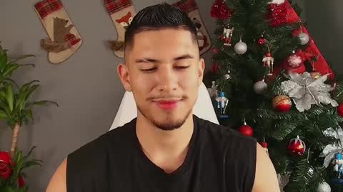 Snapshot of aaronfox_ chatting on December 2, 8:31 pm AARON online show from December 2, 8:31 pm