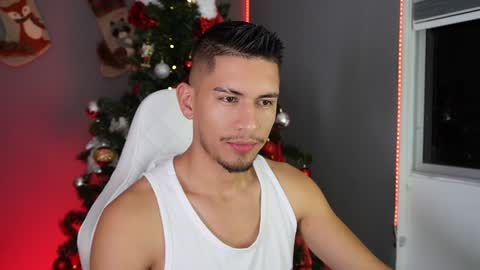 Snapshot of aaronfox_ chatting on December 15, 11:31 pm AARON online show from December 15, 11:31 pm