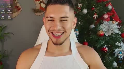 Snapshot of aaronfox_ chatting on December 4, 10:08 pm AARON online show from December 4, 10:08 pm