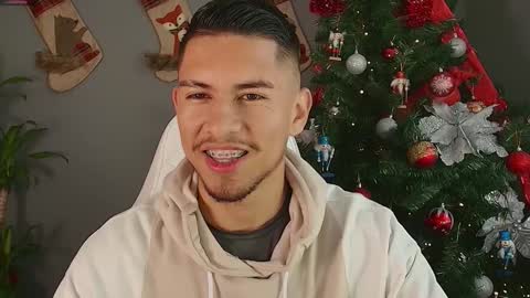 Snapshot of aaronfox_ chatting on December 6, 8:40 pm AARON online show from December 6, 8:40 pm
