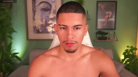 Snapshot of aaronfox_ chatting on February 19, 7:39 am AARON online show from February 19, 7:39 am