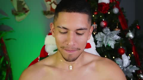 Snapshot of aaronfox_ chatting on December 24, 3:38 am AARON online show from December 24, 3:38 am