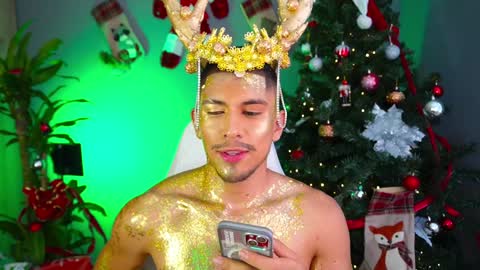Snapshot of aaronfox_ chatting on December 28, 5:03 pm AARON online show from December 28, 5:03 pm