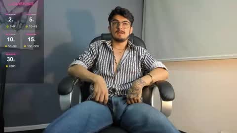 aaronfuentes7 online show from September 19, 11:15 pm
