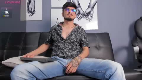 aaronfuentes7 online show from September 12, 8:42 pm