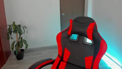 Independence model AbelAsburgo online show from January 6, 9:30 pm