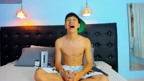 abraham_horny18 online show from November 3, 8:10 pm