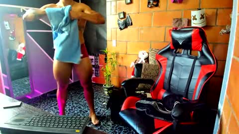 Snapshot of adam_valencia chatting on December 22, 4:38 pm Adam Valencia online show from December 22, 4:38 pm