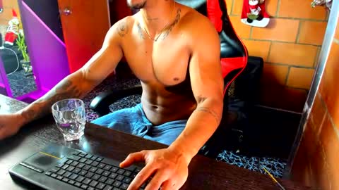 Snapshot of adam_valencia chatting on December 14, 1:49 pm Adam Valencia online show from December 14, 1:49 pm