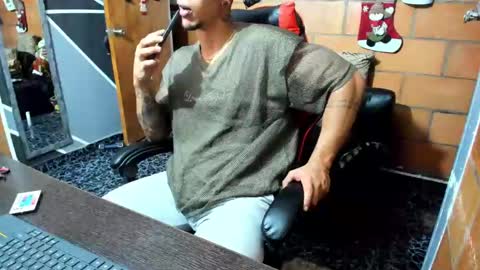 Snapshot of adam_valencia chatting on December 29, 3:44 am Adam Valencia online show from December 29, 3:44 am
