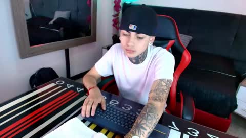 AdamsWalkerr  online show from April 25, 2:14 pm