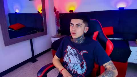 AdamsWalkerr  online show from May 18, 1:39 pm