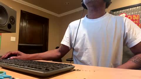 Snapshot of adick_ting chatting on October 24, 4:42 pm adick_ting online show from October 24, 4:42 pm